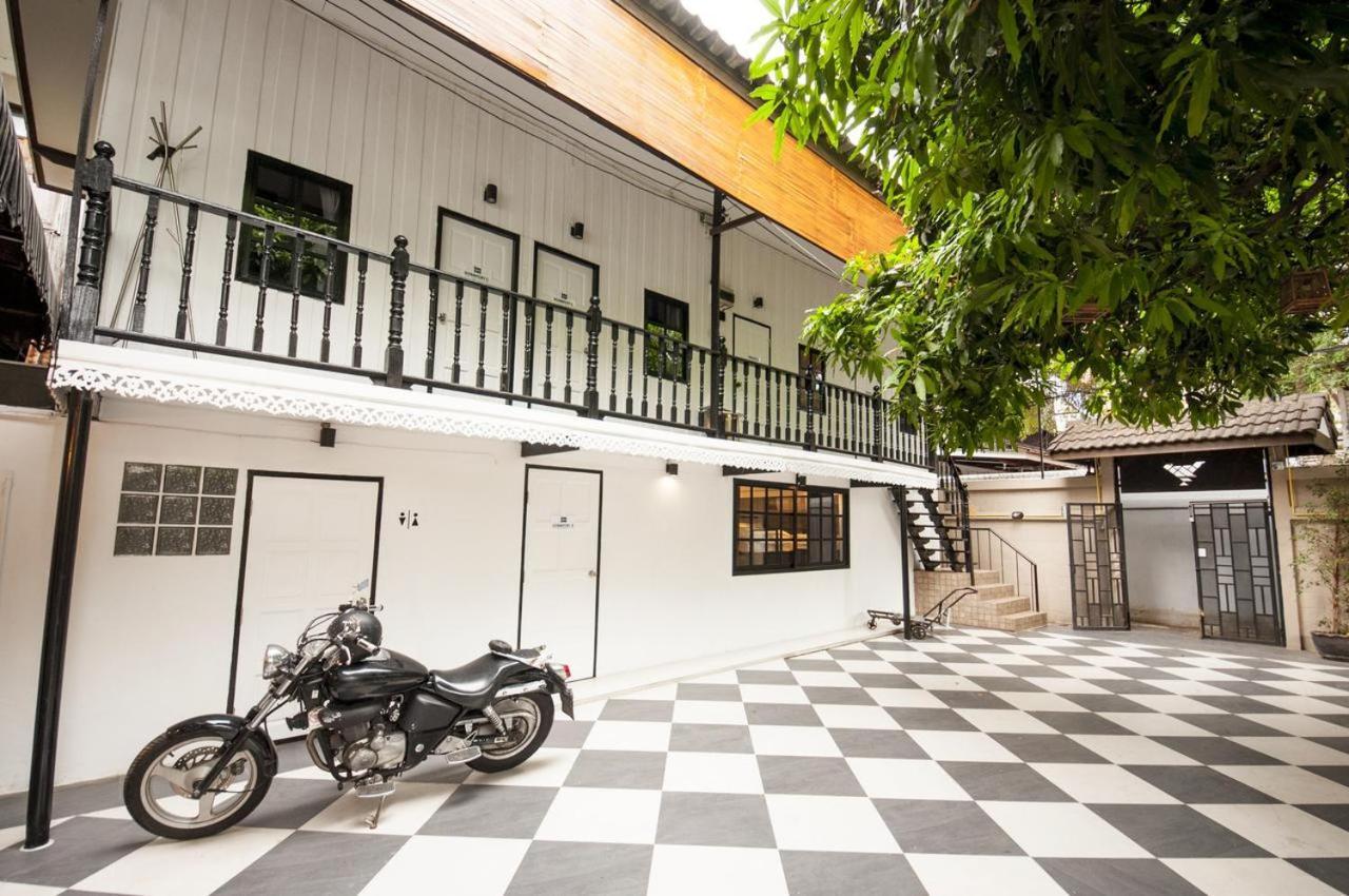The Hidden House Hostel Bangkok Buitenkant foto